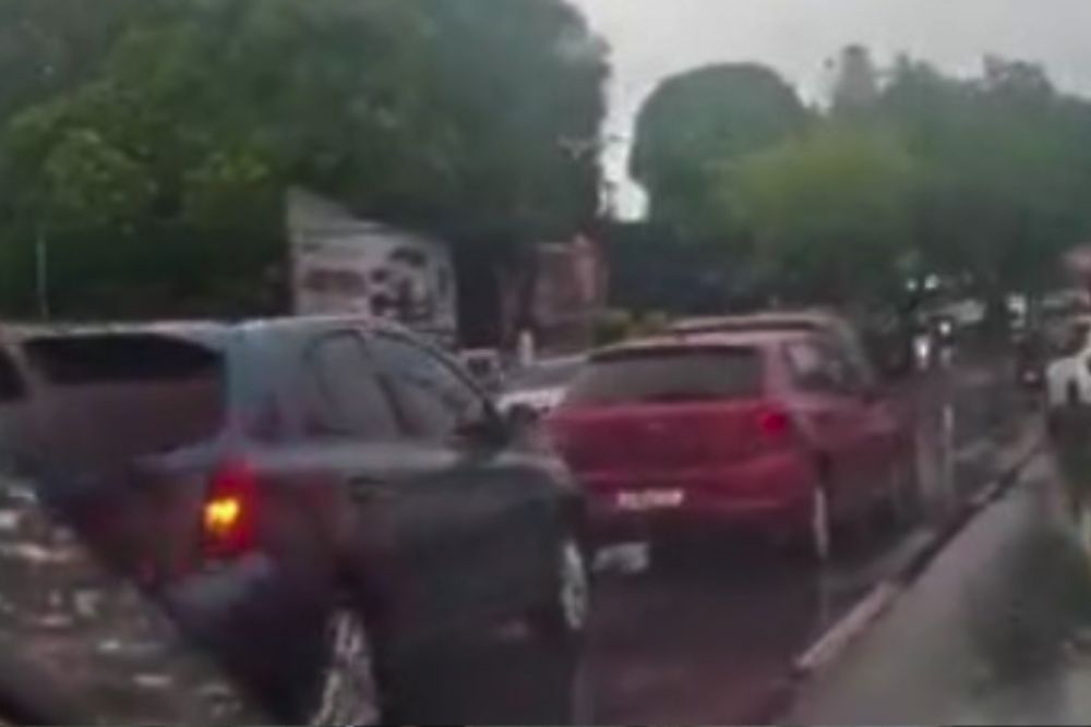 Acidente com quatro carros causa lentidão na avenida Efigênio Salles durante chuva em Manaus Acidente com quatro carros causa lentidão na avenida Efigênio Salles durante chuva em Manaus
