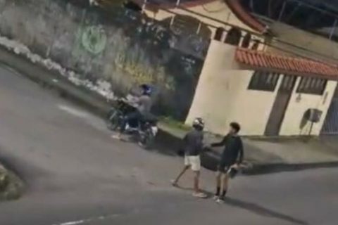Câmeras de segurança flagram assalto a jovem no bairro Cidade Nova
