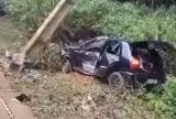 Motorista perde controle de carro, derruba poste e causa apagão em Presidente Figueiredo