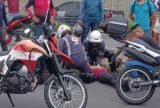 Motociclista fica ferida após cair em vala na Avenida Torquato Tapajós