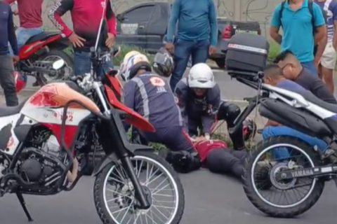 Motociclista fica ferida após cair em vala na Avenida Torquato Tapajós