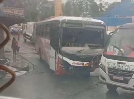 Ônibus colide com vários outros veículos em descida de ladeira na Zona Leste de Manaus