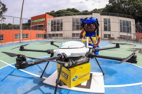 Correios faz primeira entrega por drone em Curitiba