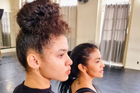 Mãe e filha estreiam espetáculo no palco do Teatro da Instalação, em Manaus