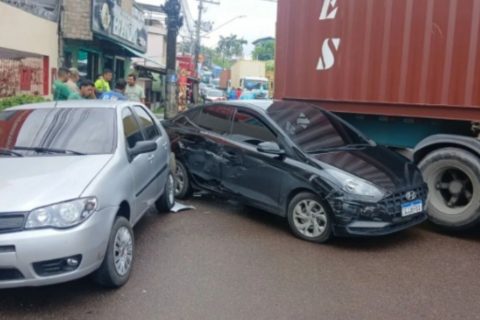 Carro é arrastado durante manobra de carreta no bairro Colônia Oliveira Machado