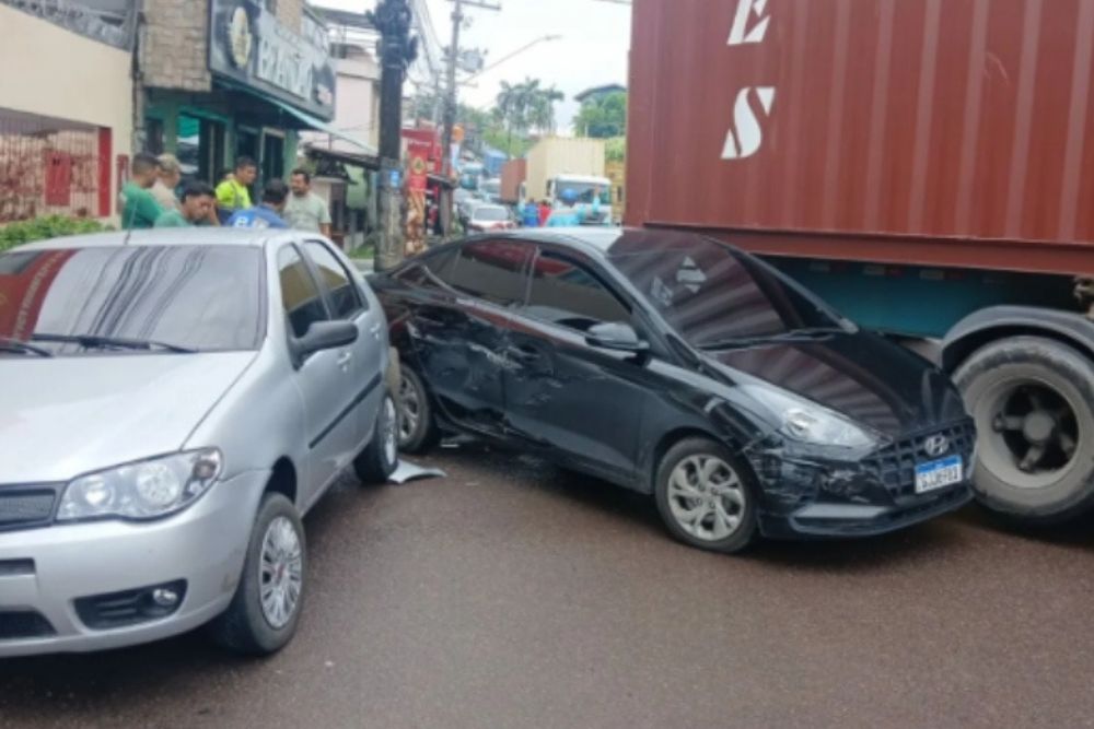 Carro é arrastado durante manobra de carreta no bairro Colônia Oliveira Machado Carro é arrastado durante manobra de carreta no bairro Colônia Oliveira Machado