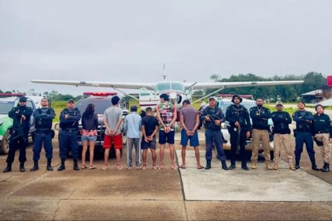 Presos de Envira são transferidos de avião para Manaus