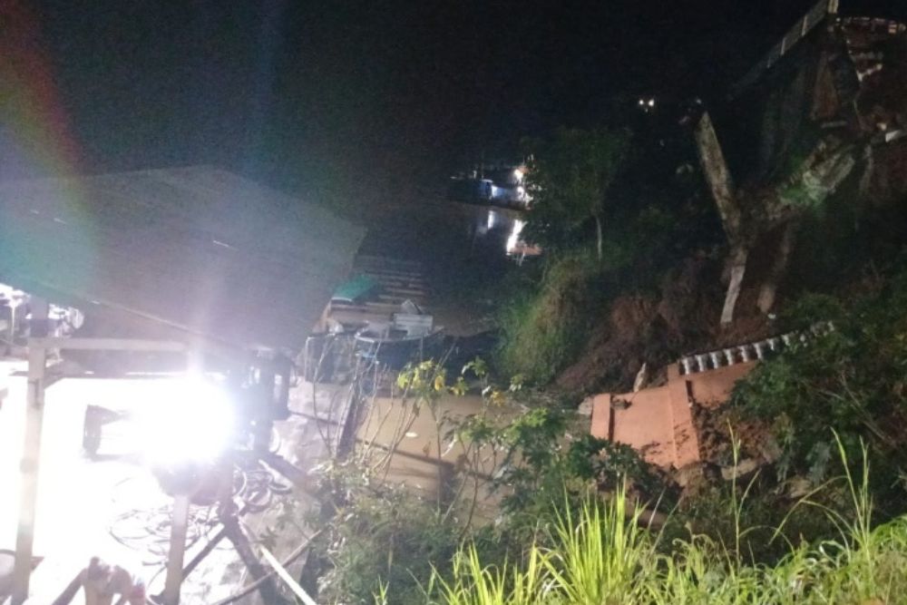 Fortes chuvas provocam deslizamento de terra na orla de Borba