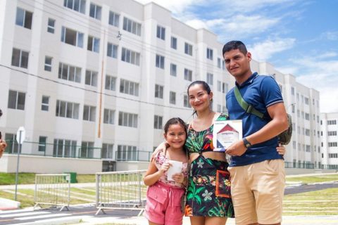 Famílias beneficiadas com subsídio do Amazonas Meu Lar começam a receber as chaves dos apartamentos