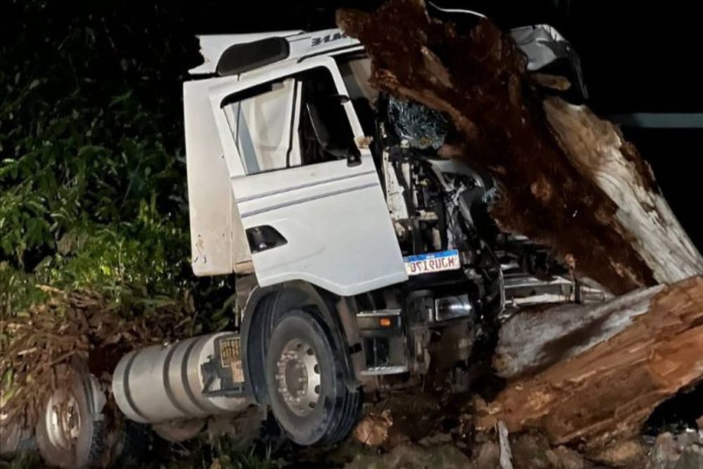 Carreta desgovernada colide em &aacute;rvore e muro na zona Leste de Manaus