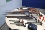 Polícia apreende 22 armas de fogo, munições e drogas em operações na capital e rodovia BR-174