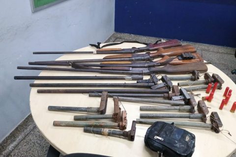 Polícia apreende 22 armas de fogo, munições e drogas em operações na capital e rodovia BR-174