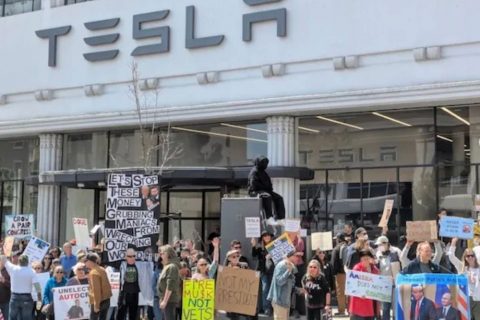 Manifestações contra Elon Musk e cortes no governo dos EUA se espalham pelo mundo