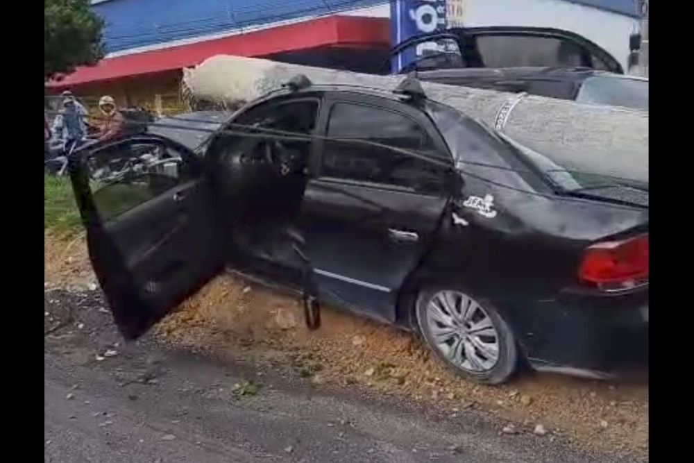 Vídeo: Carro é esmagado por poste em acidente na avenida Torquato Tapajós Vídeo: Carro é esmagado por poste em acidente na avenida Torquato Tapajós