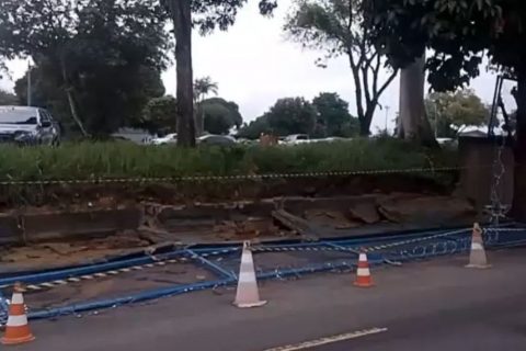 Chuva forte provoca queda de muro da sede da Polícia Federal em Manaus