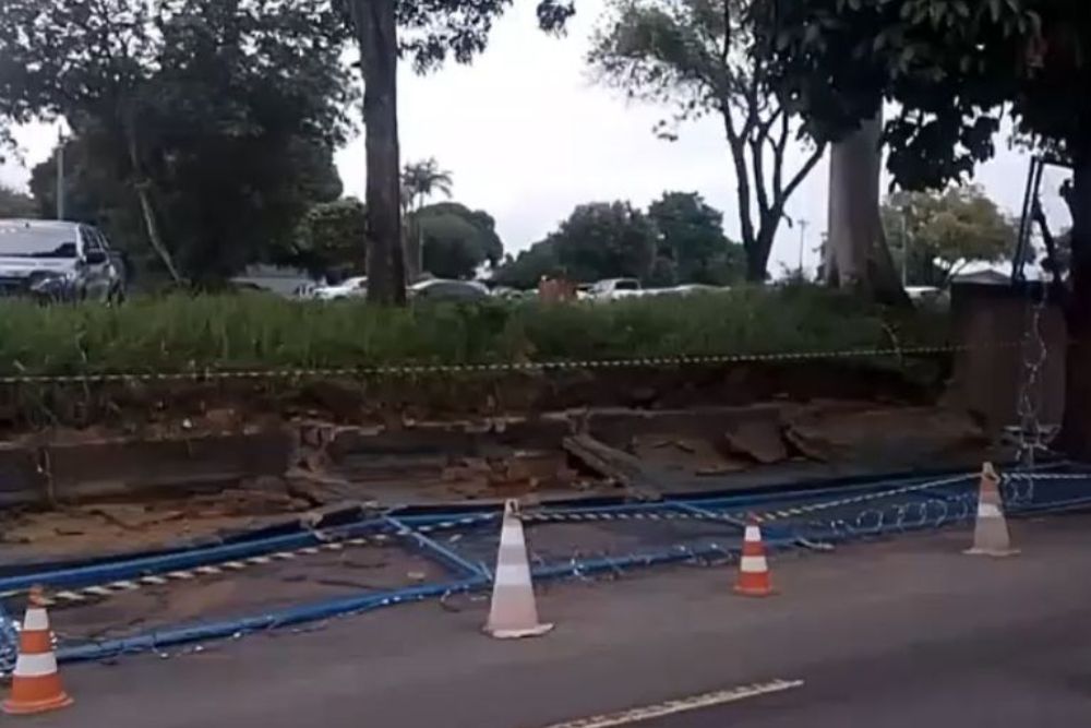 Chuva forte provoca queda de muro da sede da Polícia Federal em Manaus Chuva forte provoca queda de muro da sede da Polícia Federal em Manaus