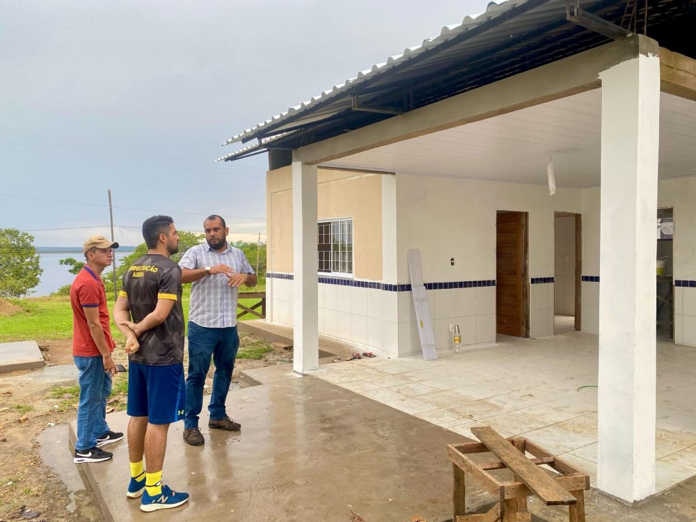 Prefeitura de Parintins potencializa construção de novas escolas na Zona Rural do município Prefeitura de Parintins potencializa construção de novas escolas na Zona Rural do município
