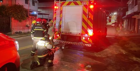Princípio de incêndio mobiliza Corpo de Bombeiros no bairro Santo Antônio em Manaus
