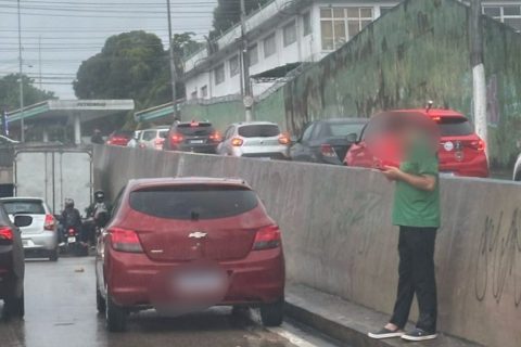 Trânsito na Avenida Darcy Vargas foi afetado por pane mecânica e forte chuvaTrânsito na Avenida Darcy Vargas foi afetado por pane mecânica e forte chuva