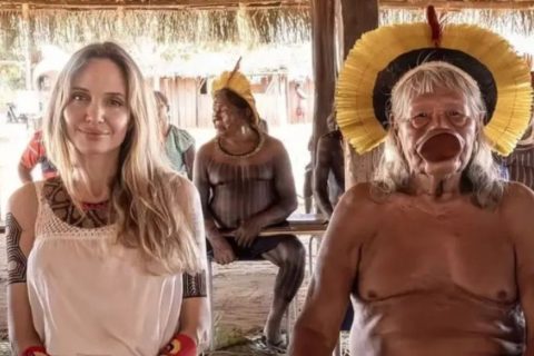 Atriz Angelina Jolie visita Cacique Raoni durante visita ao Brasil