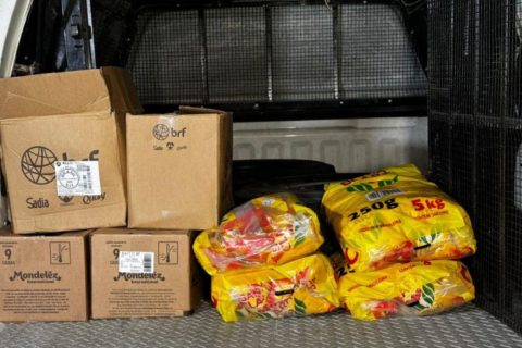 Mulher é presa ao tentar furtar fardos de café e outros produtos em supermercado de Manaus