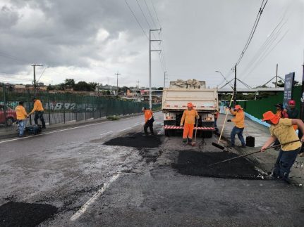Avenidas da zona Norte de Manaus recebem aplicação de massa asfáltica