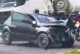 Acidente entre carro e caminhão deixa motorista ferido na avenida Ephigênio Sales