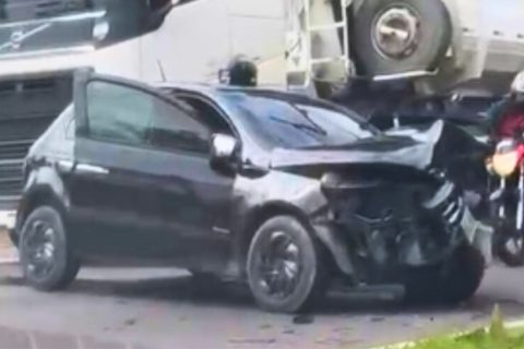 Acidente entre carro e caminhão deixa motorista ferido na avenida Ephigênio Sales