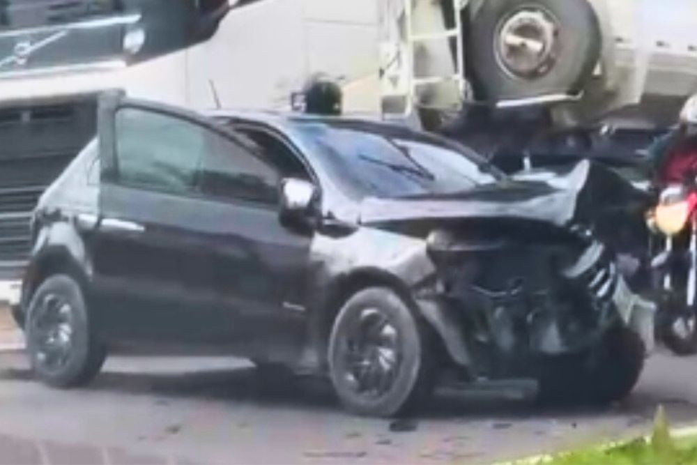 Acidente entre carro e caminh&atilde;o deixa motorista ferido na avenida Ephig&ecirc;nio Sales