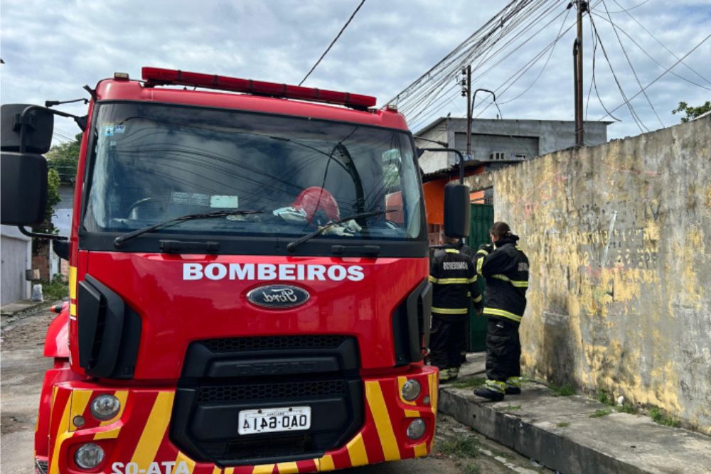 Kitnet é destruída durante incêndio na Zona Norte de Manaus