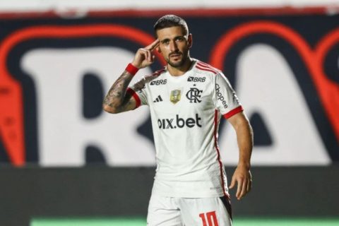 Flamengo derrota o Vitória no Barradão e conquista primeiro triunfo no Brasileirão