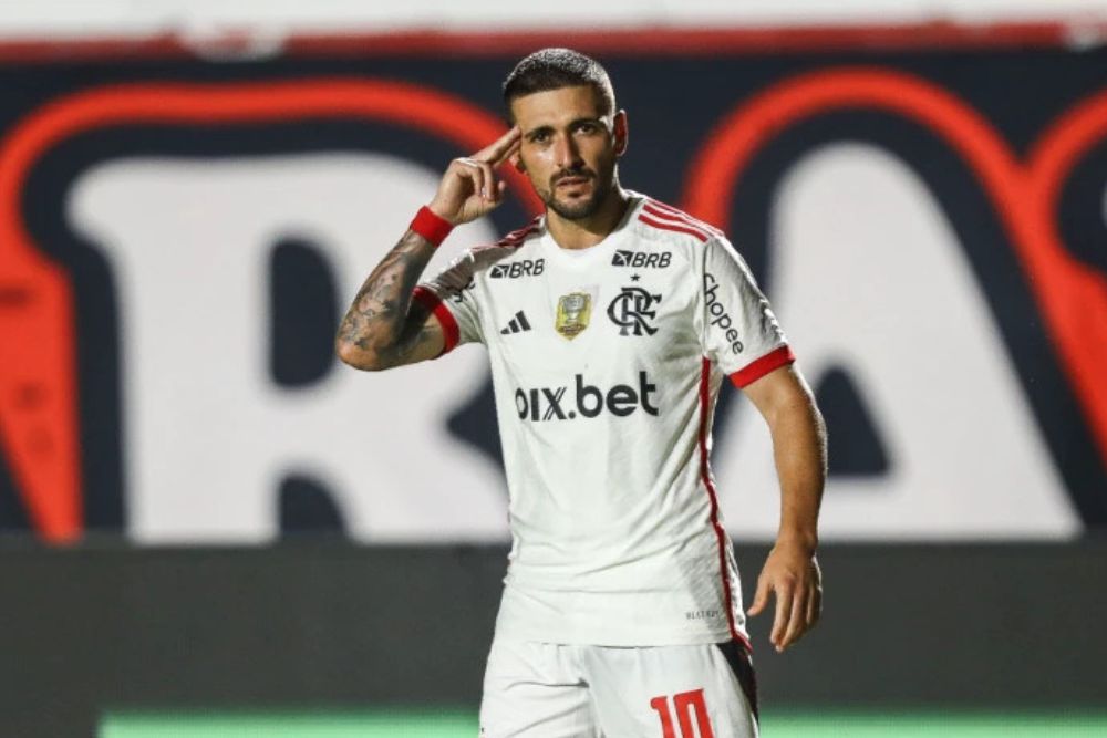 Flamengo derrota o Vitória no Barradão e conquista primeiro triunfo no Brasileirão