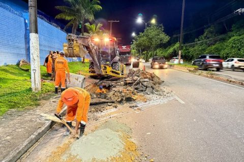 Prefeitura de Manaus realiza obra noturna na avenida Rodrigo Otávio