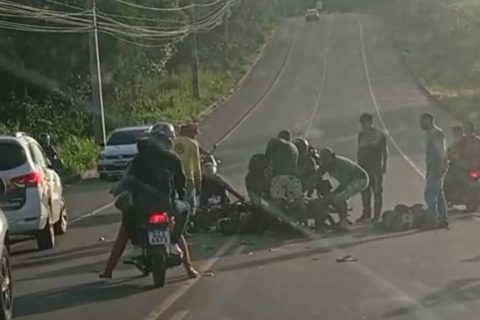 Motociclistas ficam feridos em acidente no ramal de Iranduba