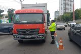 Fiscalização coibe circulação irregular de caminhões na zona Centro-Sul de Manaus