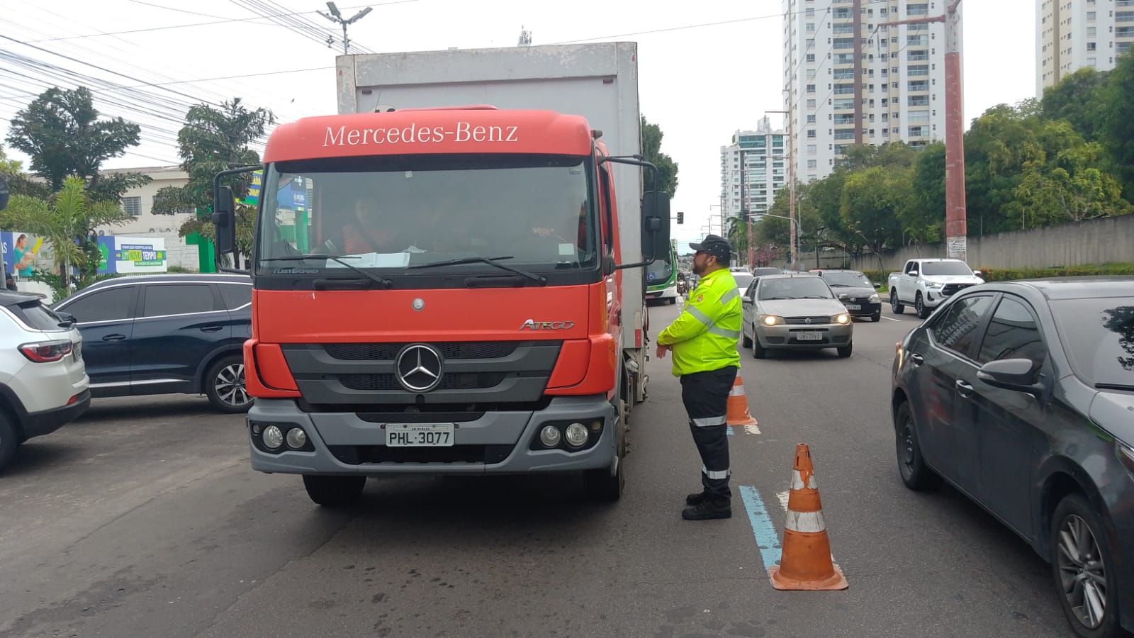 Fiscalização coibe circulação irregular de caminhões na zona Centro-Sul de Manaus Fiscalização coibe circulação irregular de caminhões na zona Centro-Sul de Manaus