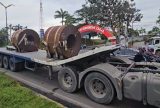 Carreta tem pane mecânica e interdita parte da avenida Rodrigo Otávio