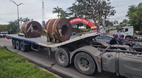 Carreta tem pane mecânica e interdita parte da avenida Rodrigo Otávio