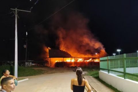 Incêndio atinge olaria em Eirunepé durante a madrugada e mobiliza trabalhadores e equipes de emergência
