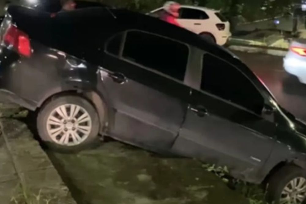 Carro fica preso em calçada após motorista entrar em rua sem saída em Manaus Carro fica preso em calçada após motorista entrar em rua sem saída em Manaus