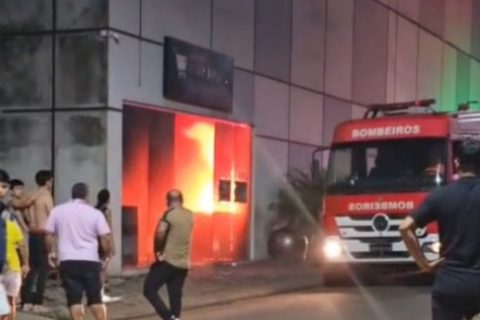 Incêndio de grandes proporções atinge supermercado em Tefé