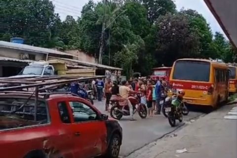 Motociclista colide com caminhão e é atropelado por outra moto na Zona Leste de Manaus