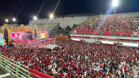 1º Curral do Garantido lota sambódromo durante lançamento de álbum 2025 em Manaus