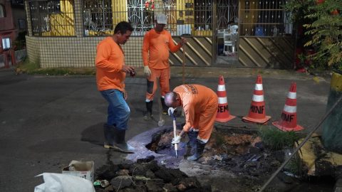 Seminf fecha cratera e recupera rede de drenagem no bairro Parque 10
