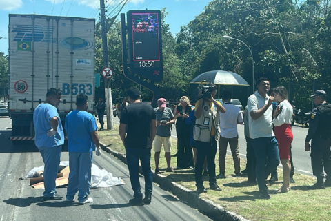 Passageiro morre ao ser esmagado por carreta na avenida Rodrigo Otávio