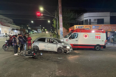 Colisão entre carro e moto deixa homem ferido em cruzamento no bairro Cachoeirinha