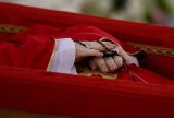 Fiéis se despedem do papa Francisco em velório aberto no Vaticano