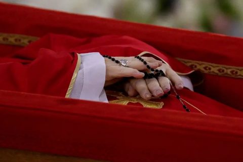 Fiéis se despedem do papa Francisco em velório aberto no Vaticano