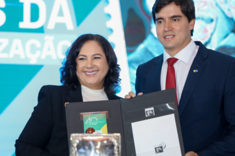 Selo comemorativo celebra os 40 anos da redemocratização do Brasil