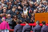 No Vaticano, Lula diz que papa fez história ao combater desigualdades
